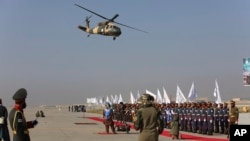 نیروهای طالبان در پایگاه هوایی بگرام