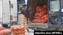 „Ei știu cine-s hoții, dar ei se astupă, fiindcă o mână o spală pe alta și-s corupți.”