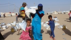 عراقي وګړي د خوړو نړیوال سازمان له لوري د مرستو اخیستو پرمهال. ارشیف