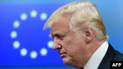 Президент США Дональд Трамп на фоне флага Европейского союза