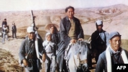 Mao Zedong, liderul Partidului Comunist Chinez, călare pe un cal în timpul unei călătorii către orașul Shaanbei, 1947.