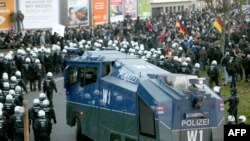 Полиция PEGIDAнын Көлндөгү демонстрациясын таратуу учурунда. 9-январь, 2015-жыл.