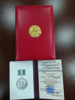 В декабре 2017 года Шавкат Мирзияев присвоил Абдугани Сангинову звание «Заслуженный строитель Узбекистана».