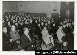 Український громадсько-політичний діяч Любомир-Ежен Гузар (1911–1995) (позначений на фото) на конференції «Допомогових комітетів». Франція, 1949 рік (ГДА СЗР України. – Ф. 1. – Спр. № 10732)