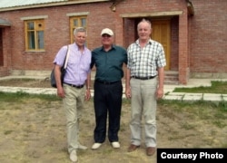 Директор ТОО "Вибромаш УК" Анатолий Ковшик (слева), директор крестьянского хозяйства Василий Воропай (в центре). 10 августа 2012 года. Фото Анатолия Ковшика.