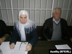 Фәүзия Бәйрәмова һәм яклаучысы Әнәс Батаев белән