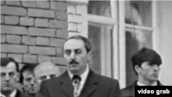 Джохар Дудаев выступает на похоронах Звиада Гамсахурдия в Грозном, 1994 г.