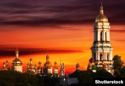 Києво-Печерська лавра – православний монастирський комплекс у Києві. Заснований 1051 року як печерний монастир за межами Києва. 1994 року разом із Софійським собором внесений до переліку Світової спадщини ЮНЕСКО