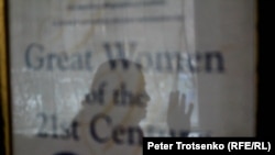 Казахстан - Лидер общественного движения "Поколение" Ирина Савостина в отражении одной из своих почетных грамот. Алматы, 12 декабря 2016 года.