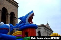 ატრაქციონი პარლამენტის წინ