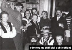 Святкування Різдва в домі Садовських. Стоять зліва направо: Любомира Попадюк, Василь Стус, Олена Антонів, Ірина Калинець, Марія й Ганна Садовські, Михайло Горинь. Сидять – Стефанія Шабатура («циган»), Мар’ян Гатало, Олександр Кузьменко. Львів, 1 січня 1972 року