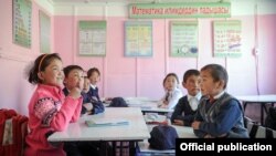 Чоң-Алайдагы мектептердин биринде сабакта отурган окуучулар. Архив сүрөт. 