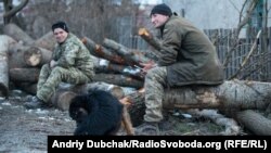 Водій Василь та матрос Дмитро відпочивають після заготівлі дров