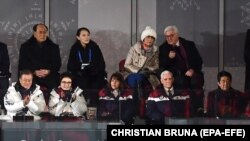 Солдон оңго: Президент Мун Чже Ин жубайы Ким Жүң Сук менен, АКШнын вице-президентинин жубайы Карен Пенс жана Майк Пенс, жапон премьер-министри Синзо Абэ. Экинчи катарда солдон оңго: Түндүк Кореянын паралмент төрагасы Ким Ёң Нам жана Ким Ё Чжон, Германиянын президенти Франк-Вальтер Штайнмайер жана жубайы Эльке Бүденбендер.