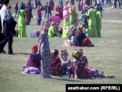 Çagalary bilen baýramçylyga gelen adaty adamlar.