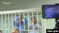 Өмүрбек Текебаев менен Дүйшөнкул Чотонов сотто.