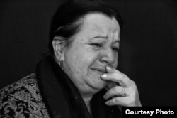 Viktimë e luftës në Bosnjë duke shikuar filmin.