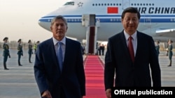 Президент Китая Си Цзиньпин (справа) прибыл с государственным визитом в Кыргызстан, где его встретил президент Алмазбек Атамбаев. Бишкек, 10 сентября 2013 года.