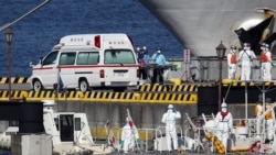 Медики швидкої допомоги та берегової охорони Японії у захисному спорядженні готуються до транспортування заражених пасажирів, які перебували на борту круїзного лайнера Diamond Princess, у порту Йокогама, 5 лютого 2020 року