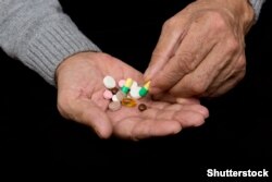 Сядзелка дае бацькам таблеткі, бо яны самі забываюцца. Ілюстрацыйнае фота