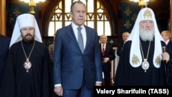 Митрополит Волоколамський Іларіон (Алфеєв) (ліворуч), міністр закордонних справ Росії Сергій Лавров (в центрі) і патріарх Московський і всієї Русі Кирило (праворуч). Будинок прийомів МЗС Росії, Москва, 18 квітня 2017 року