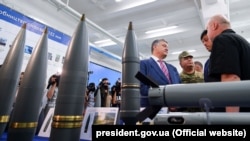 П'ятий президент Петро Порошенко на відкритті лінії з виробництва артилерійських снарядів великих калібрів компанії «Артем». Київ, 9 серпня 2018 року