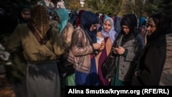 Крымчанки возле подконтрольного России Верховного суда Крыма, иллюстрационное архивное фото