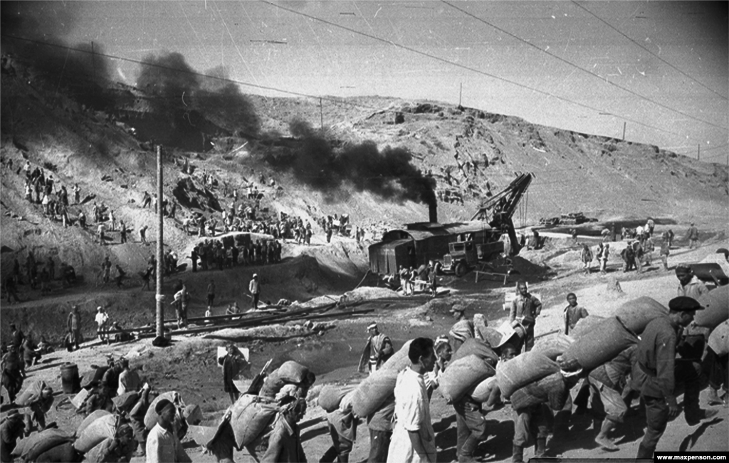 کارگران در حال کار روی کانال فرغانه. این آبراهه پیش از «طرح بزرگ دگرگونی طبیعت» استالین دنبال شد که همراه با طرح‌های بعدی شوروی برای منحرف کردن رودخانه‌های آسیای مرکزی برای کشاورزی، منجر به خشک شدن دریاچه آرال شد.
