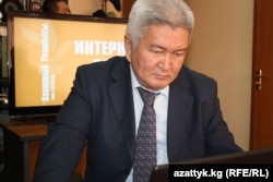 Феликс Кулов, бывший премьер-министр Кыргызстана и лидер оппозиционной партии «Ар Намыс» (Достоинство), отвечает на вопросы во время онлайн-конференции Радио Азаттык. Бишкек, 9 марта 2011 года.