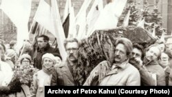 Активна робота щодо перепоховання в Україні загиблих у радянських тюрмах українських діячів Василя Стуса, Юрія Литвина та Олекси Тихого почалася у 1989 році.