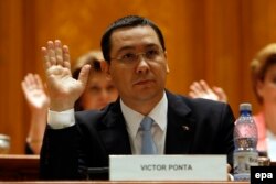 Премьер-министр В. Понта парламентте депутаттык иммунитети алынып салынуусуна каршы добуш берүүдө. 12-июнь 2015