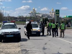 Зупиняють увесь транспорт