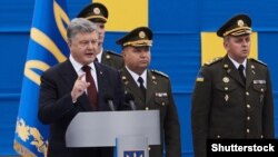 Президент України Петро Порошенко (праворуч), міністр оборони Степан Полторак (посередині) та начальник Генштабу ЗСУ Віктор Муженко(ліворуч) на військовому параді. Київ, 24 серпня 2016 року