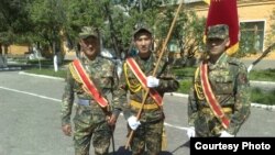 Бактияр Көчөрбаев №97632 Абадан коргонуу аскер бөлүгүндө келишимдик негизде 2013-жылдан бери кызмат өтөп келген. Бактияр Көчөрбаев солдон биринчи.