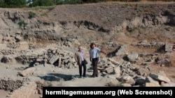 Александр Бутягин (справа) во время раскопок на территории Мирмекиона в аннексированном Крыму в 2014 году. Скриншот страницы сайта hermitagemuseum.org