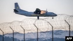 Un avion militar ucrainean este văzut aterizând pe aeroportul din Geneva pe 22 noiembrie, înaintea unei întâlniri între oficialii ucraineni și americani.
