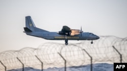 Український військовий літак приземляється в аеропорту Женеви 22 листопада перед зустріччю між українськими й американськими посадовцями