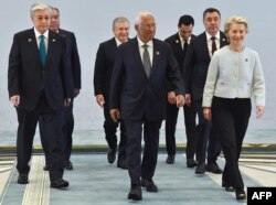 Еуропа Одағы – Орталық Азия саммитіне қатысушылар. Сол жақта шетте – Қазақстан президенті Қасым-Жомарт Тоқаев, оң жақта шетте – Еурокомиссия жетекшісі Урсула фон дер Ляйен. Самарқан, Өзбекстан, 4 сәуір, 2025 жыл.