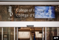 Intrare în campusul școlii postuniversitare a Colegiului Europei din Bruges, pe 2 decembrie 2025.