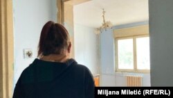 Svetlana Jovanović, korisnica socijalnog stana u Zemun Polju u Beogradu više od decenije nema struju zbog neplaćenih dugova. Želela bi, kaže, da njeni unuci "dobiju sijalicu da bi normalno rasli".