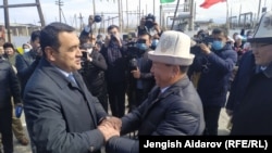 Баткен облусунун жетекчиси Өмүрбек Суваналиев жана Фергана облусунун акими Хайрулло Бозоров. 2021-жылдын 1-апрели. 