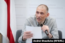 Сяргей Ціханоўскі быў адным з групы вызваленых уладамі Беларусі і вывезеных у Літву палітвязьняў. Фота з прэсавай канферэнцыі, арганізаванай пасьля вызваленьня