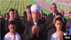 Bugdaý hasyly üçin dileg edýän türkmenler. Arhiw suraty