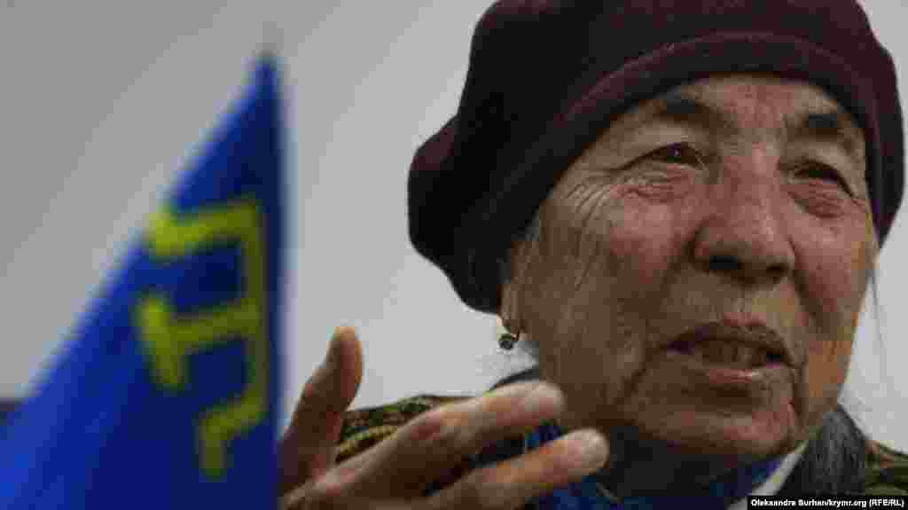 Грудень 2019. Кримськотатарський прапор на столі поруч із ветераном національного руху Айше Сейтмуратовою. Вона опинилася в депортації семирічною дівчинкою. А спроби повернутися до Криму свого часу закінчилися перебуванням у Лефортовській в'язниці та трьома роками колонії. Детальніше про історію її життя читайте тут​