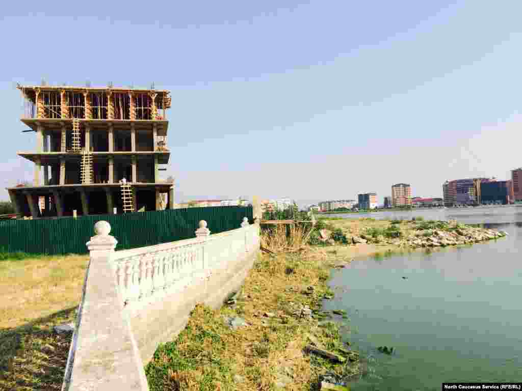 Торгово-развлекательный комплекс "Ривьера" в виде корабля. Застройщик вдохновился архитектурой города Дубаи и строит его по типу Burj Al Arab