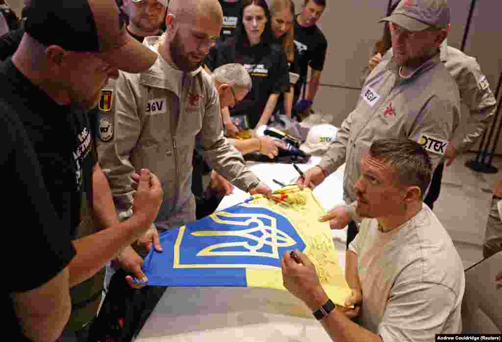 Чемпион мира по боксу в тяжелом весе Александр Усик встретился с украинскими ветеранами войны в Лондоне 17 июля. 19 июля Усик проведет поединок с британским боксером Даниэлем Дюбуа в матче-реванше в тяжелом весе, который принесет украинцу 132,8 миллиона долларов, что является одной из крупнейших выплат в истории бокса. Доминирование Усика в тяжелом весе над значительно более габаритными соперниками стало мощным символом для украинцев на фоне масштабной российско-украинской войны