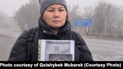 Қаңтар оқиғасы кезінде оққа ұшқан Алматы қаласының тұрғыны Шапағат Қадырова Алматыдан Астанаға баратын жолда тұр, 8 желтоқсан, 2025 жыл.