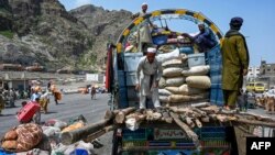 په تورخم کې افغان کډوال په ټرک کې خپل سامانونه باروي - د اپرېل ۱۹مې انځور.