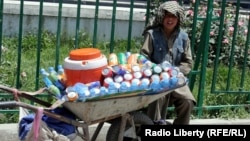Афганский подросток продает напитки на улице. Иллюстративное фото. 