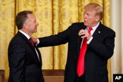 Președintele SUA Donald Trump (dreapta) și Witkoff, în 2018